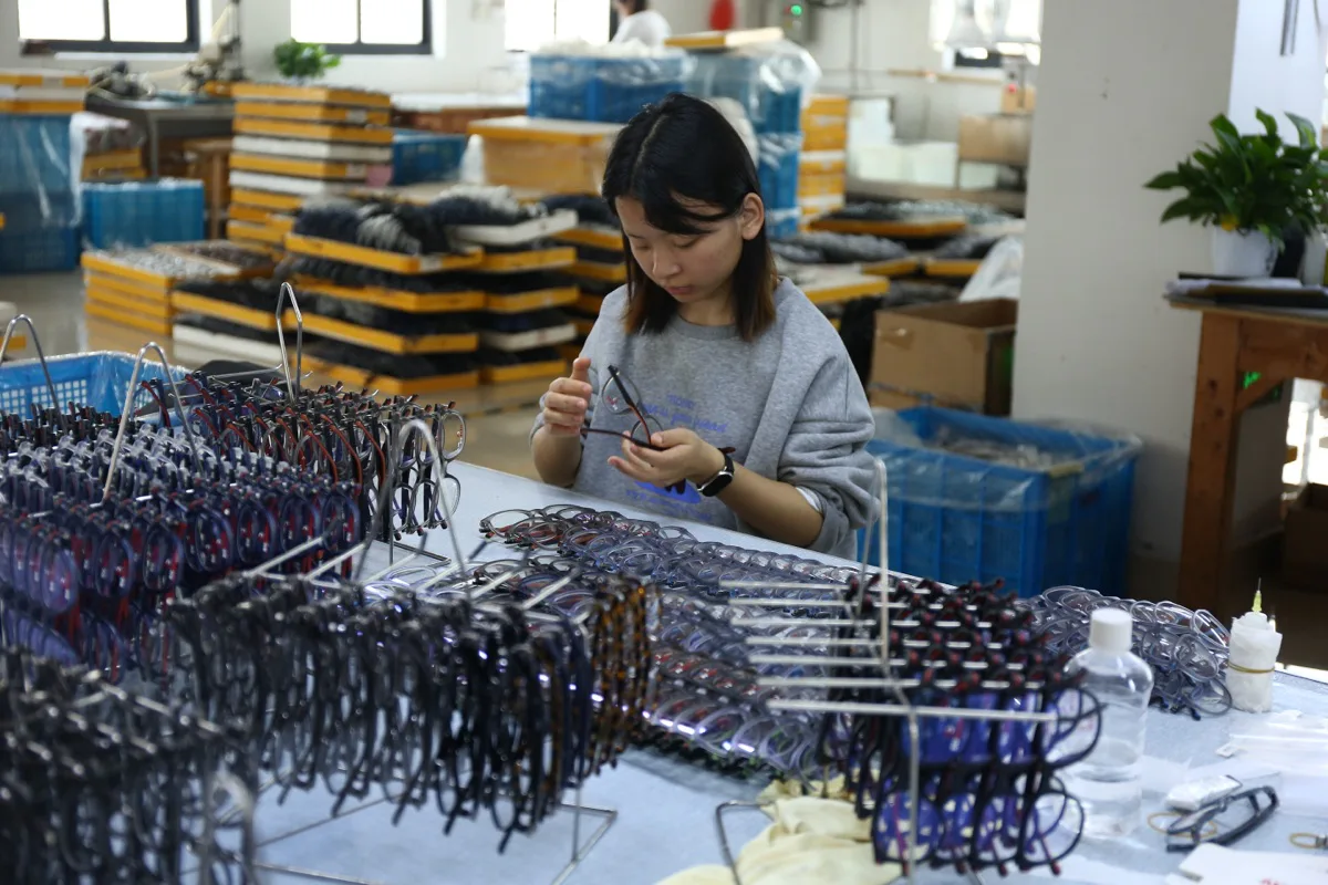 Sunglasses inspection work in the DOMI factory